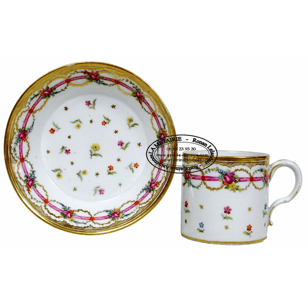 TASSE et sa SOUCOUPE en porcelaine de BORDEAUX - Atelier de VERNEUILH et NEVEU - Ep. XVIIIe