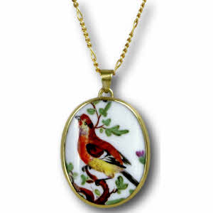 COLLIER avec PENDENTIF en porcelaine ancienne - Monture en laiton doré vernis par Isabelle FUSTINONI